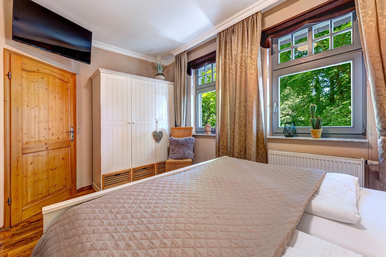 Schlafzimmer mit großen Doppelbett