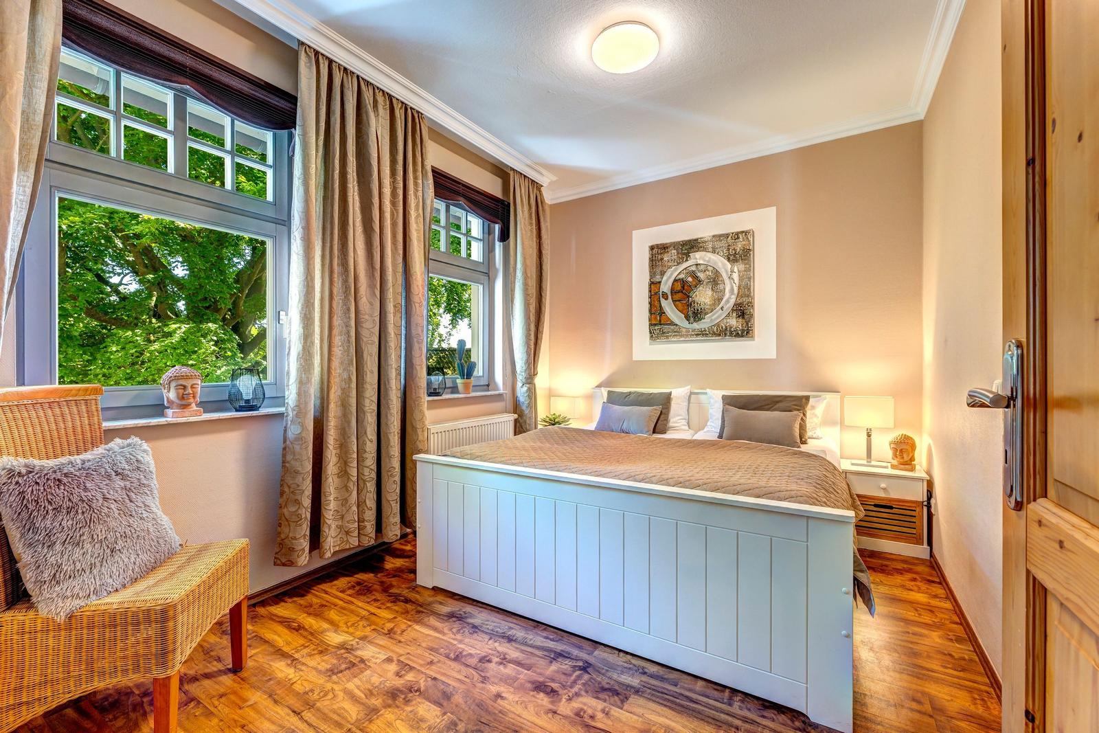 Schlafzimmer mit großen Doppelbett