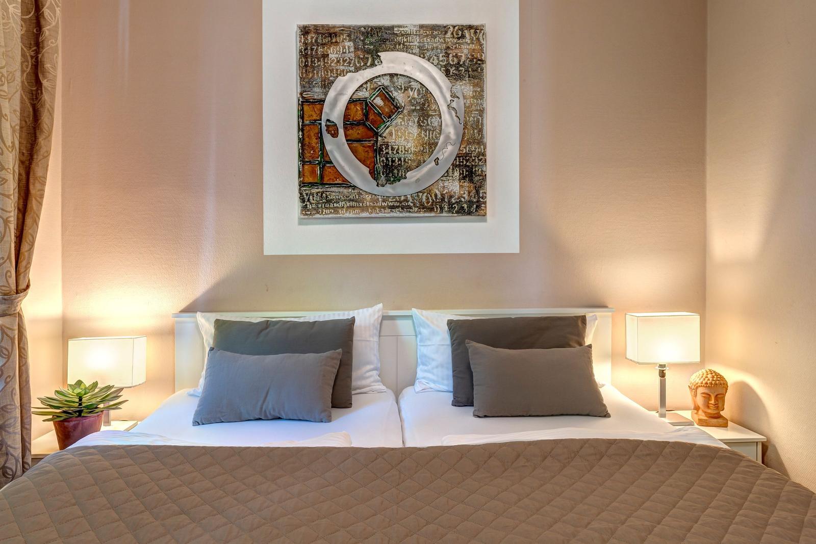 Schlafzimmer mit großen Doppelbett