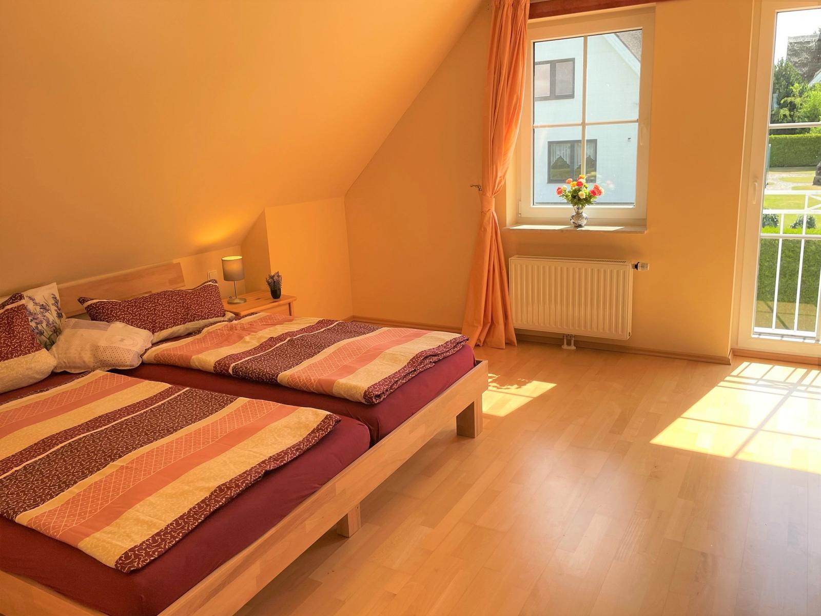 Schlafzimmer mit großen Doppelbett