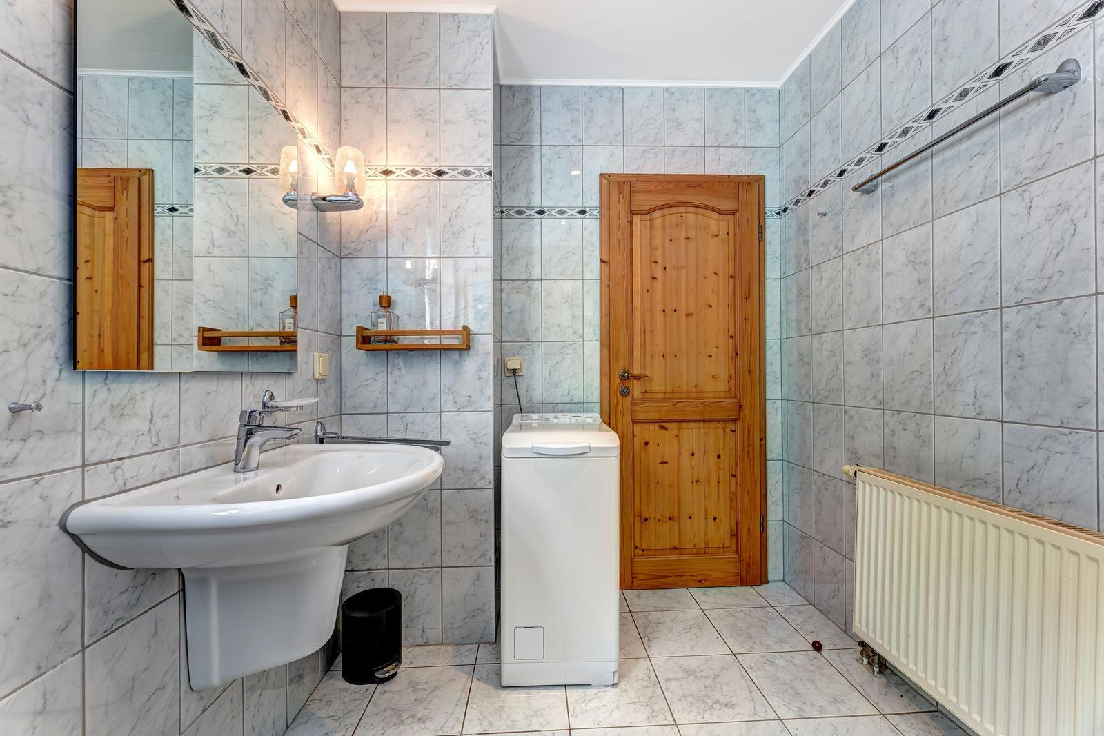 Badezimmer mit Dusche und Waschbecken