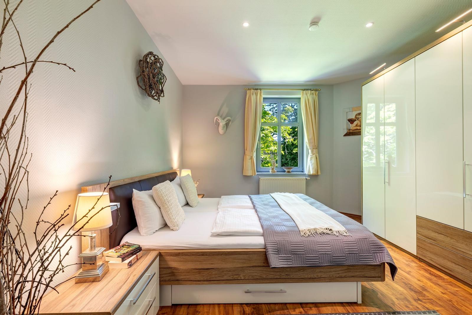 Schlafzimmer mit großen Doppelbett