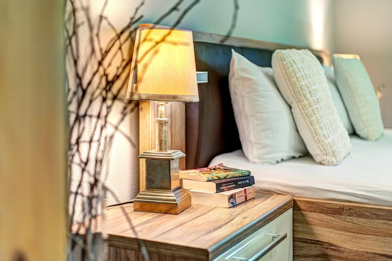 Schlafzimmer mit großen Doppelbett