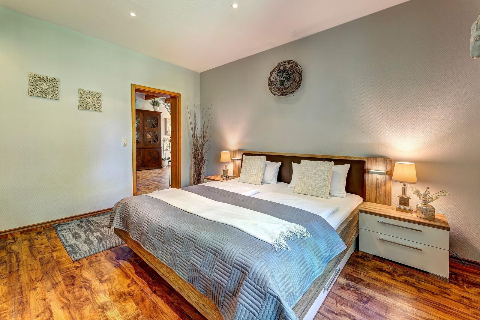 Schlafzimmer mit großen Doppelbett