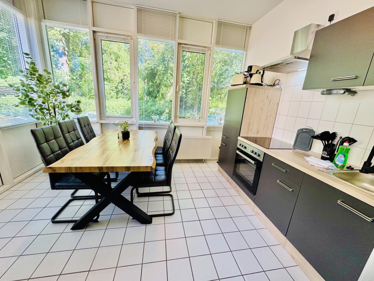 Küche mit Esstisch, Fenster und Pflanzen