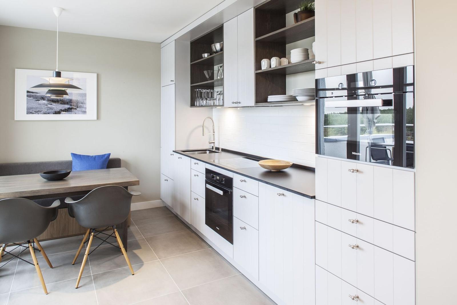 Moderne Küche mit Essbereich und integriertem Backofen