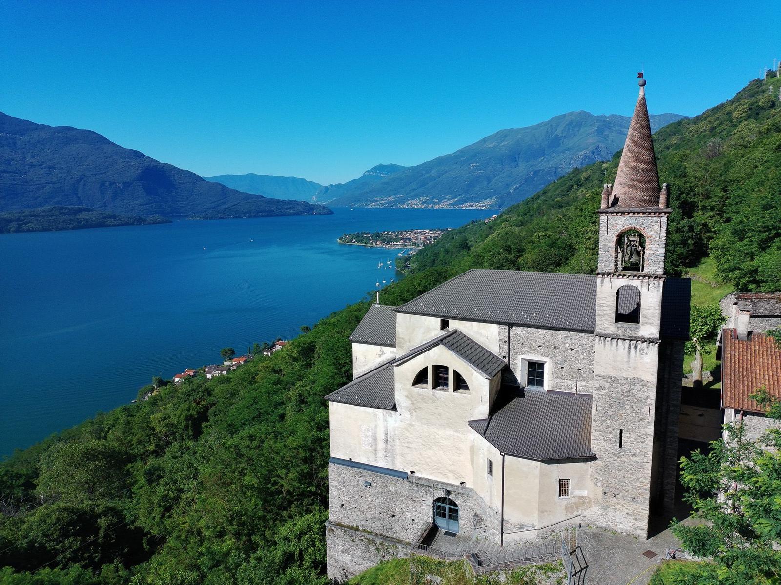 Churfestung mit Turm, Blick auf See und Berge.