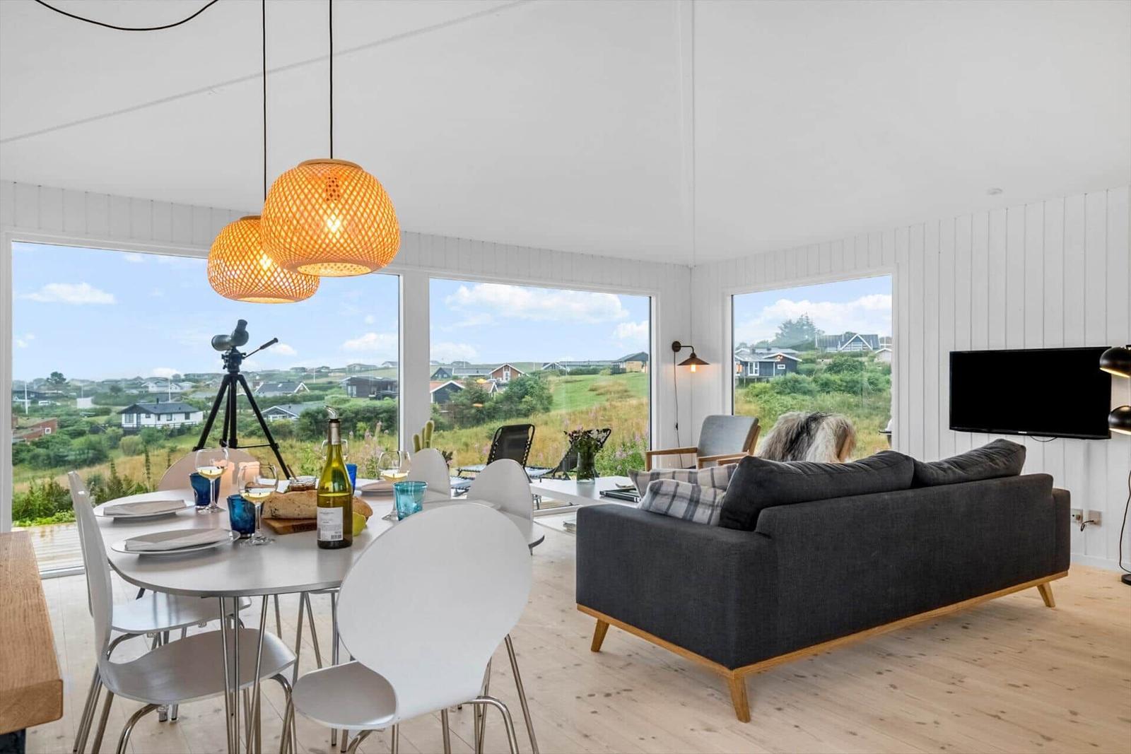 Wohn- und Essbereich mit Blick auf die Landschaft.