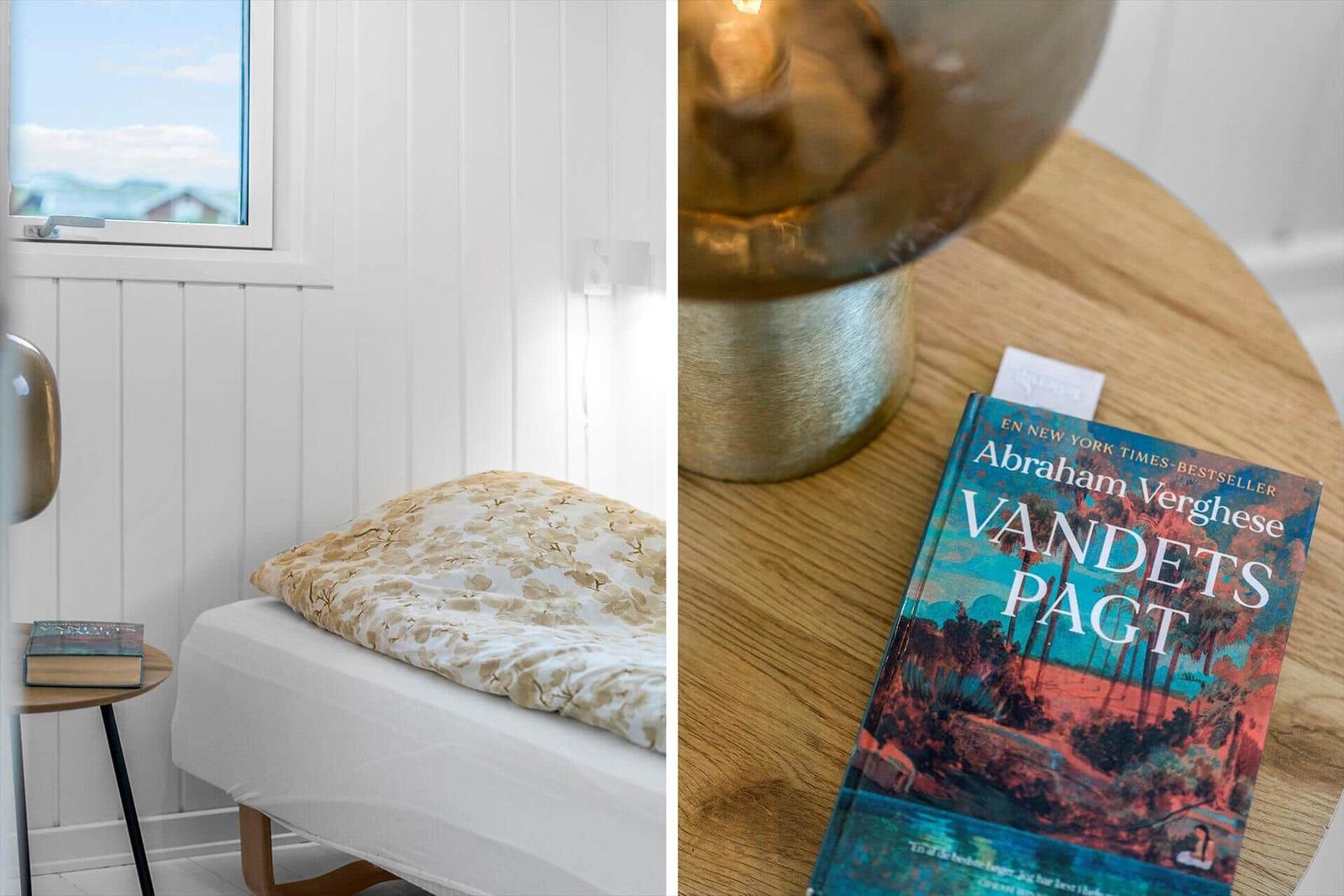 Schlafzimmer mit Fenster und Buch auf Tisch