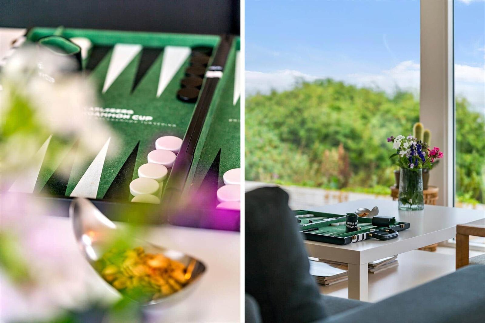 Backgammon-Spiel auf Tisch mit Blick auf grüne Landschaft