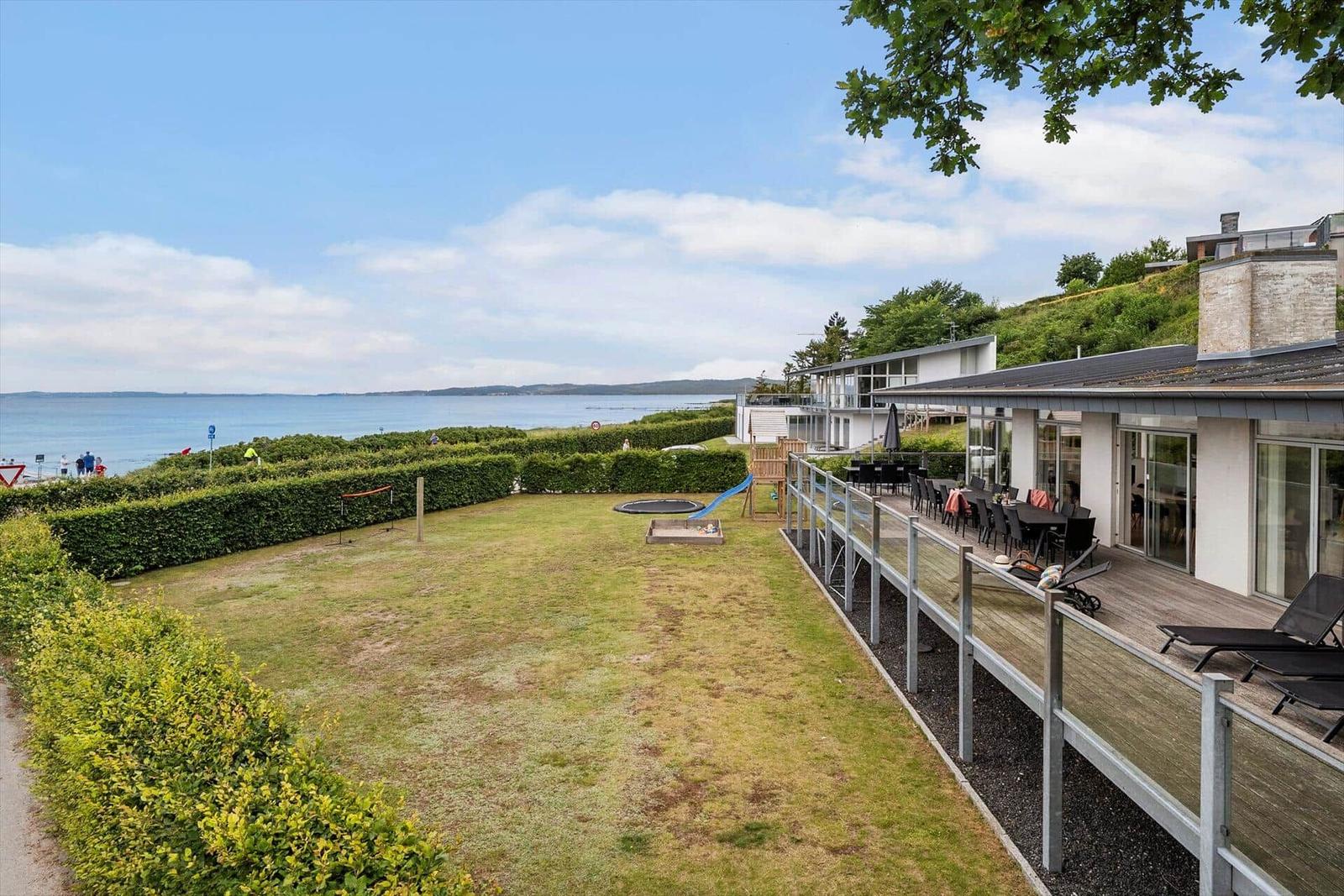 Haus mit Terrasse, Garten und Blick aufs Meer.