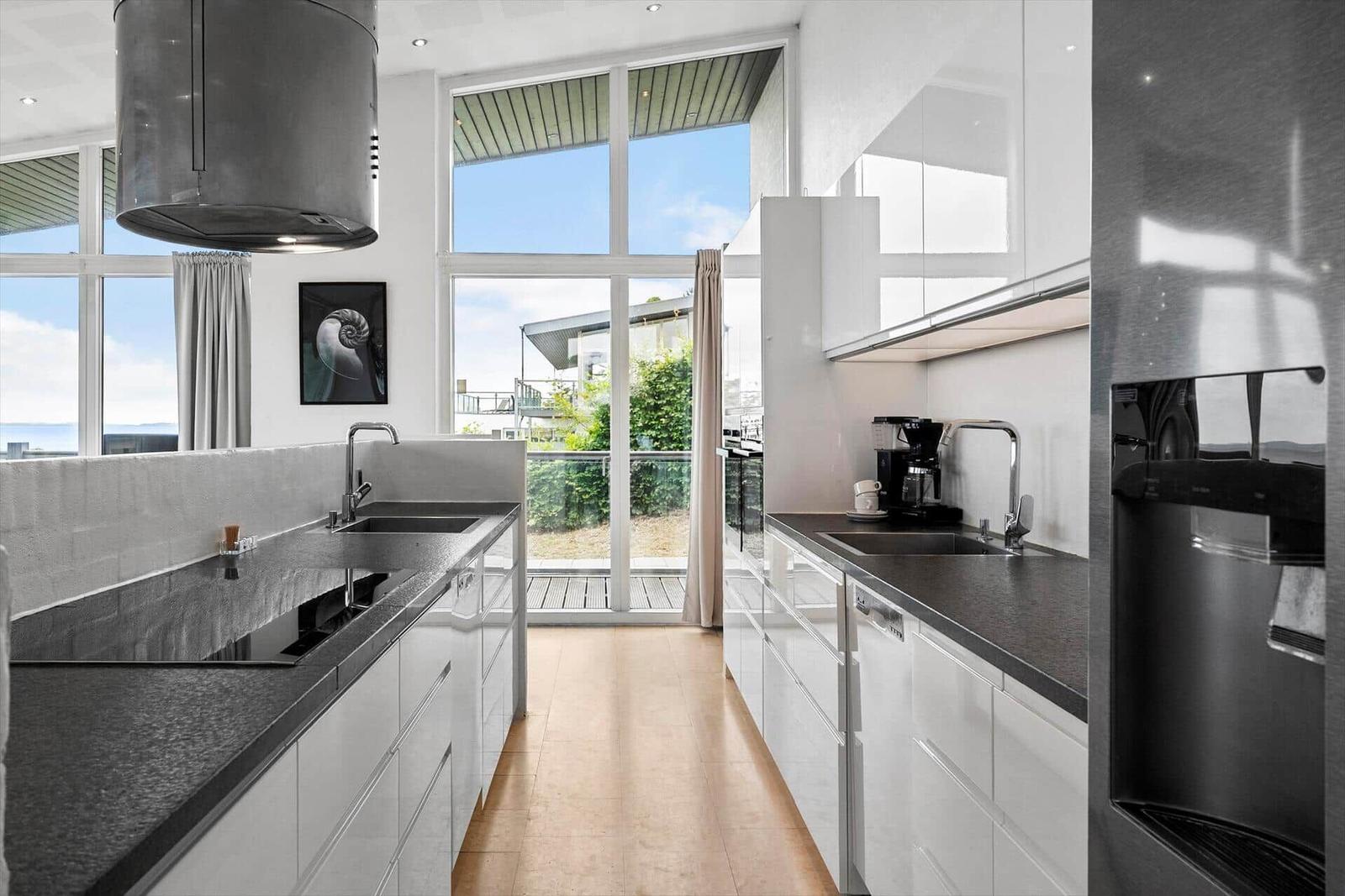 Moderne Küche mit Blick auf Balkon und Meer