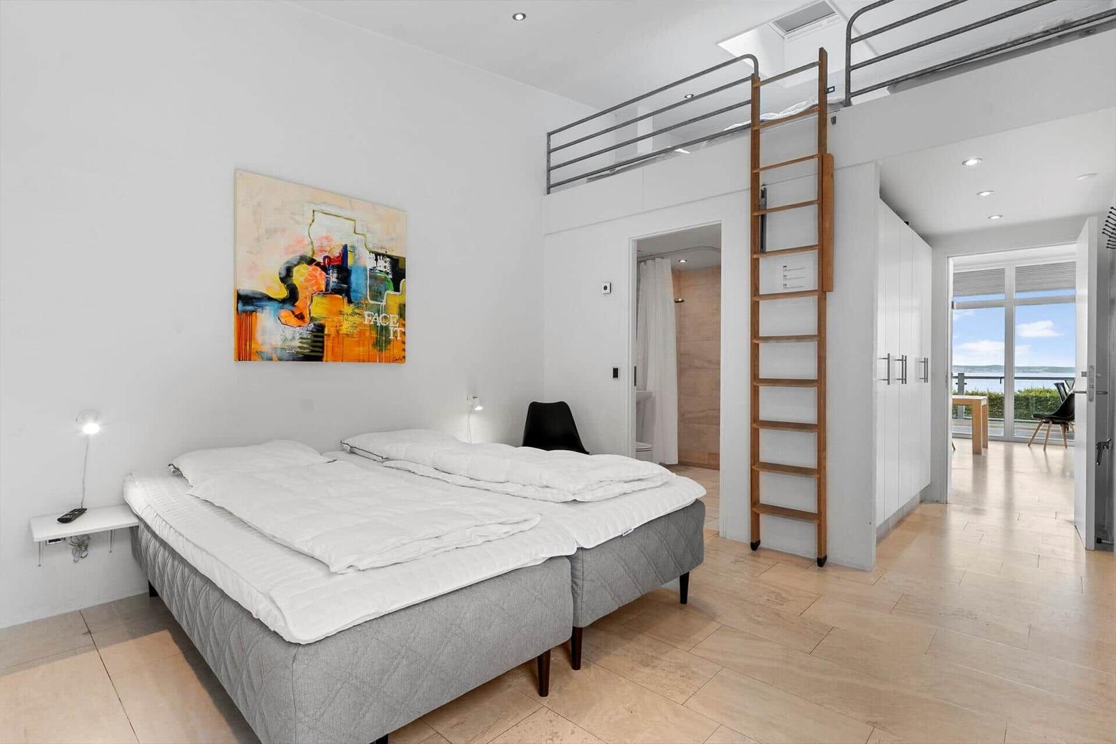 Schlafzimmer mit Doppelbett, Doppelstockbett und Blick auf Balkon