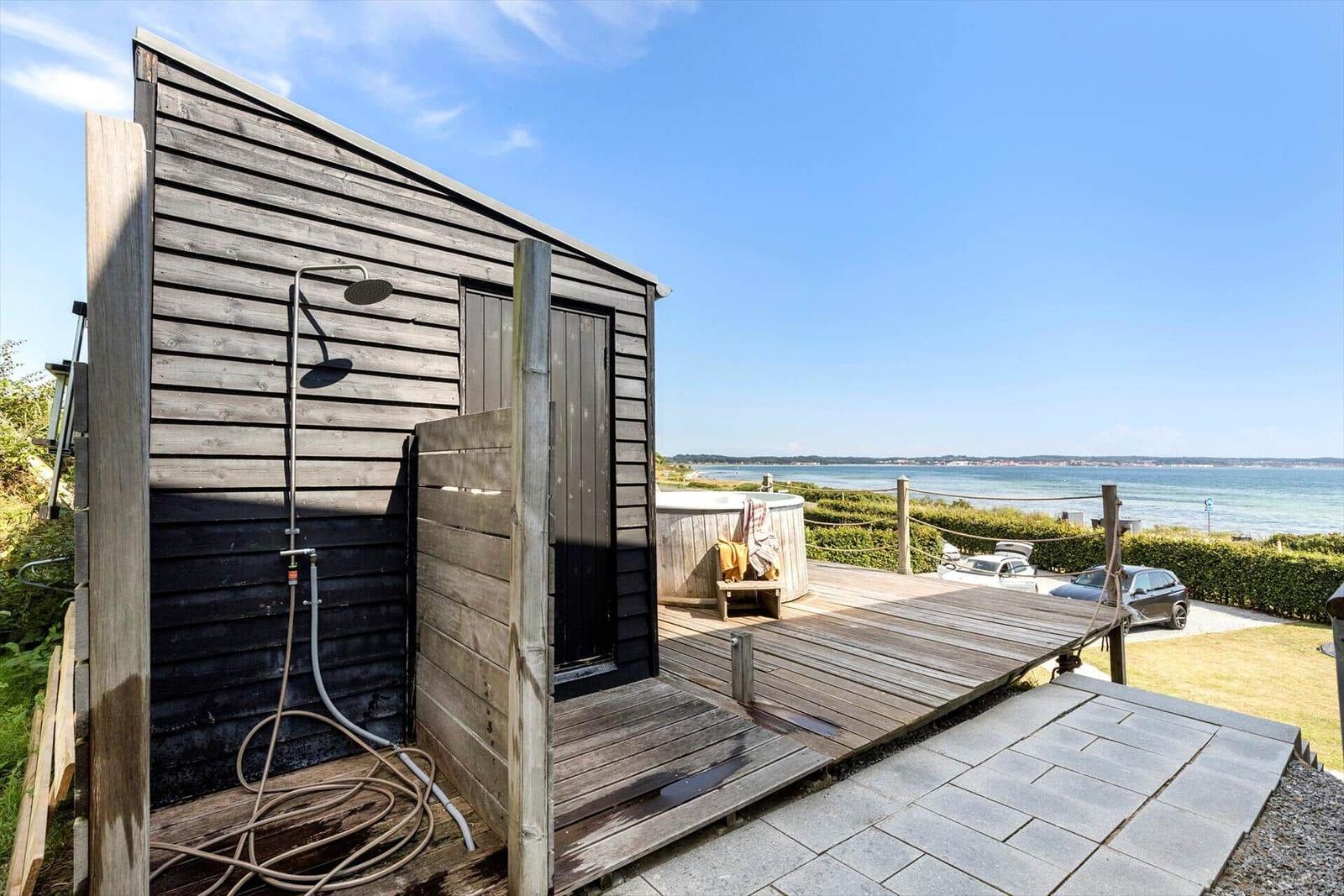 Dusche und Whirlpool auf Terrasse mit Meerblick