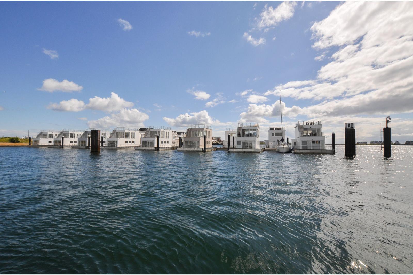 Wohnungen auf Wasser mit Blick auf Himmel und See.
