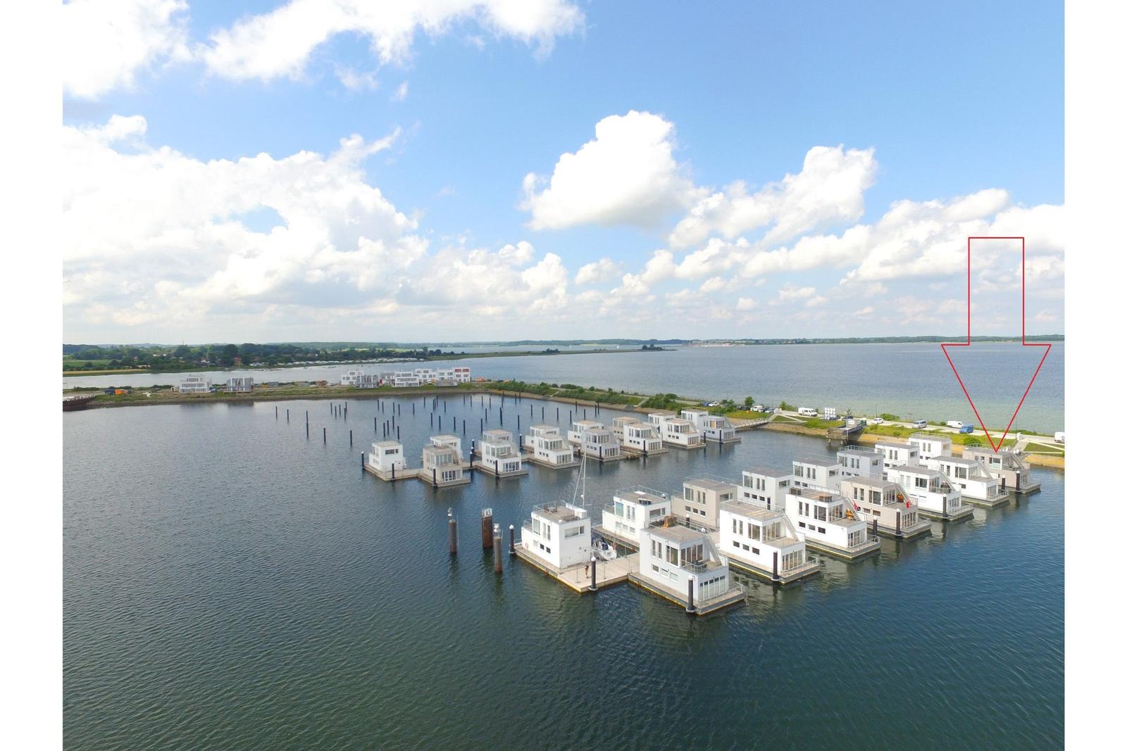 Wohnboot im Hafen mit Blick auf Wasser und Himmel