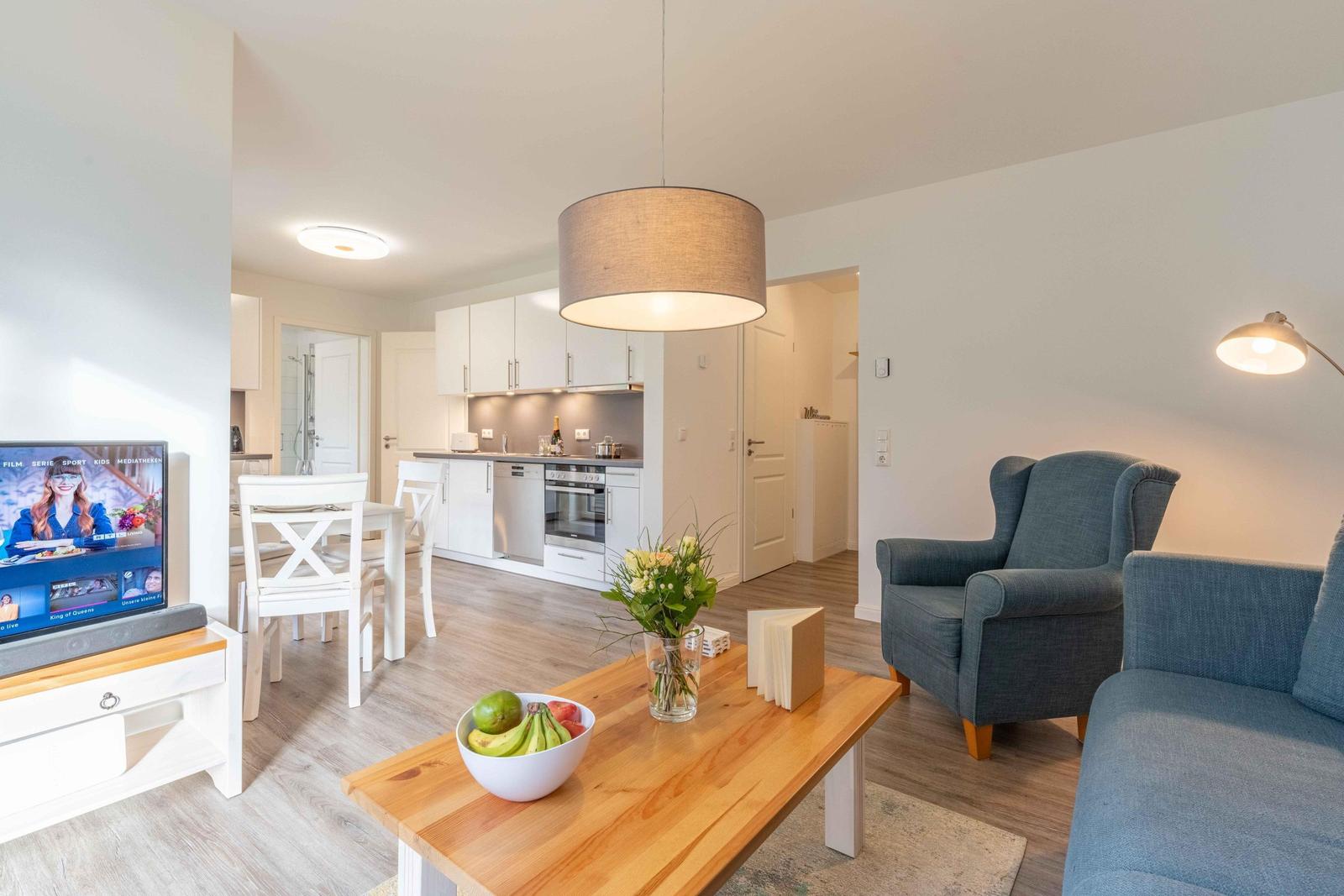 Wohn- und Essbereich mit Küche und Fernseher