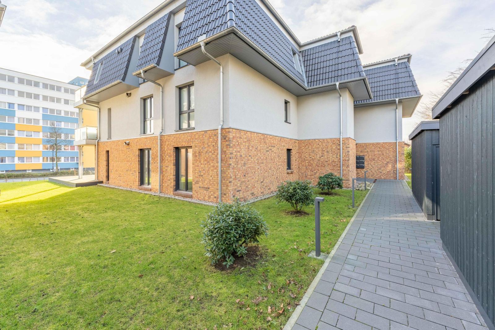 Moderne Villa mit Garten und gepflastertem Weg