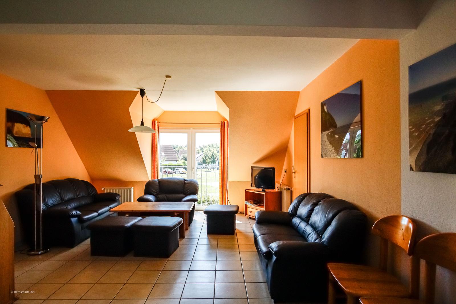 das Wohnzimmer mit großer Sitzecke