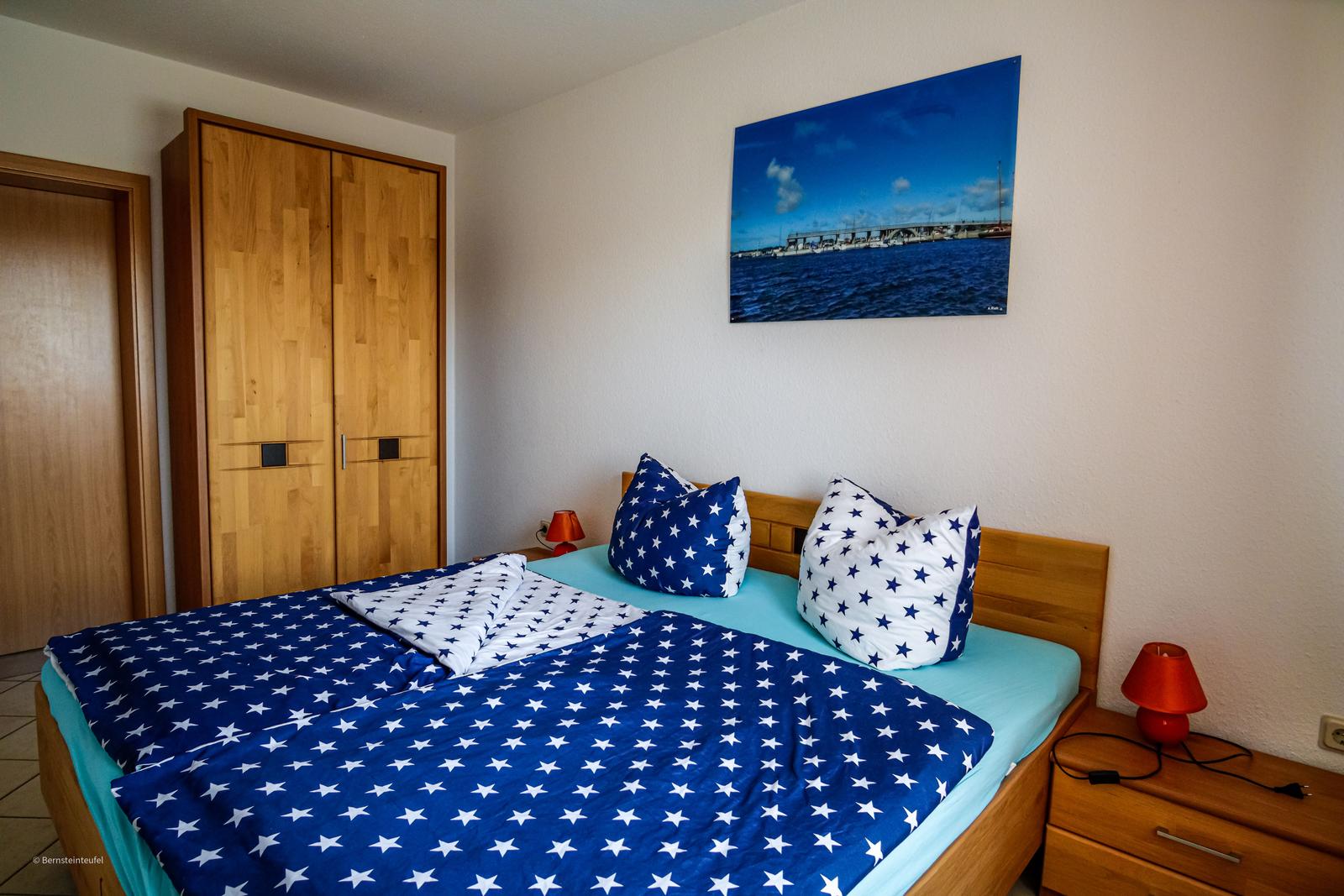 das Schlafzimmer mit Doppelbett