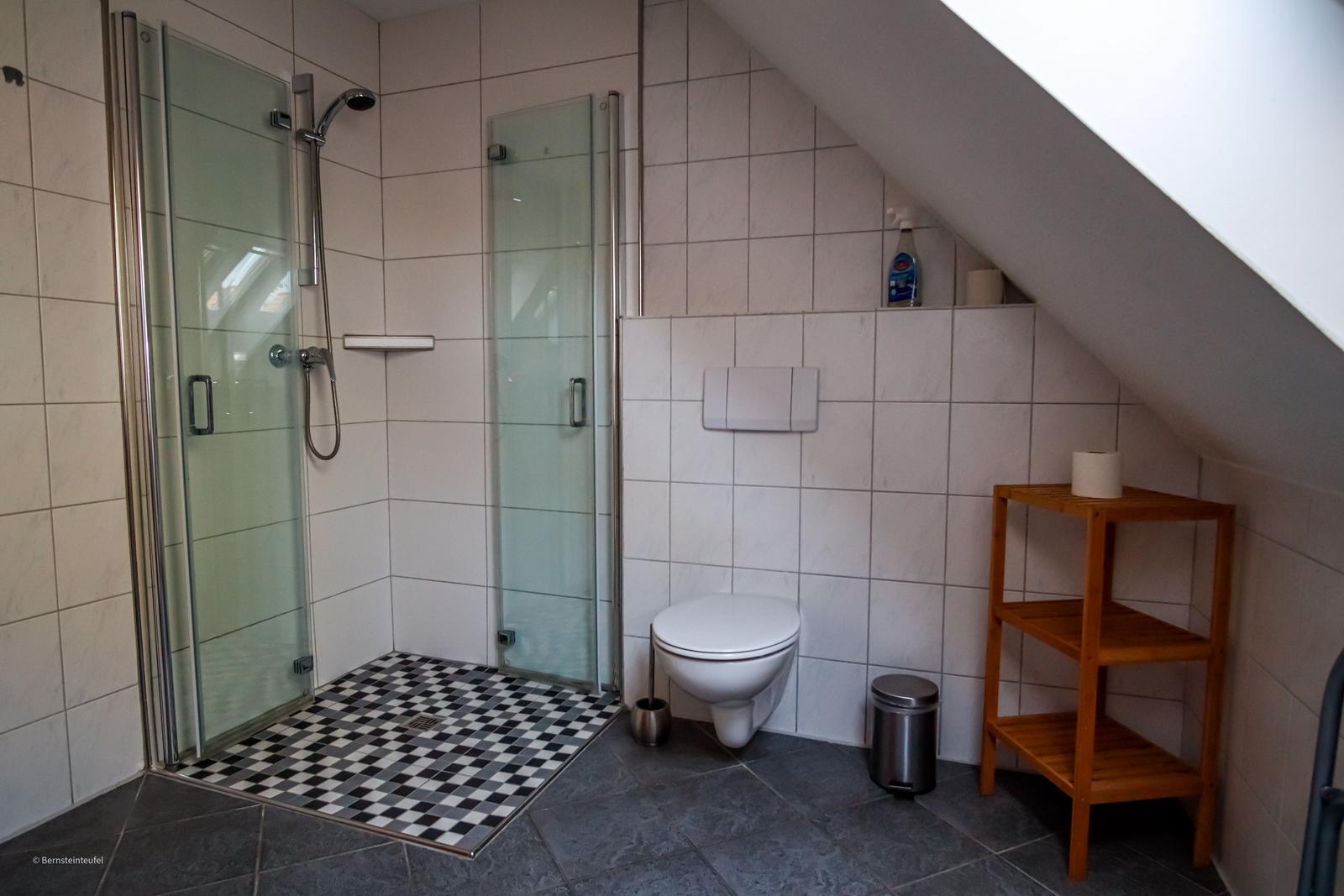 großes Badezimmer mit  Dusche