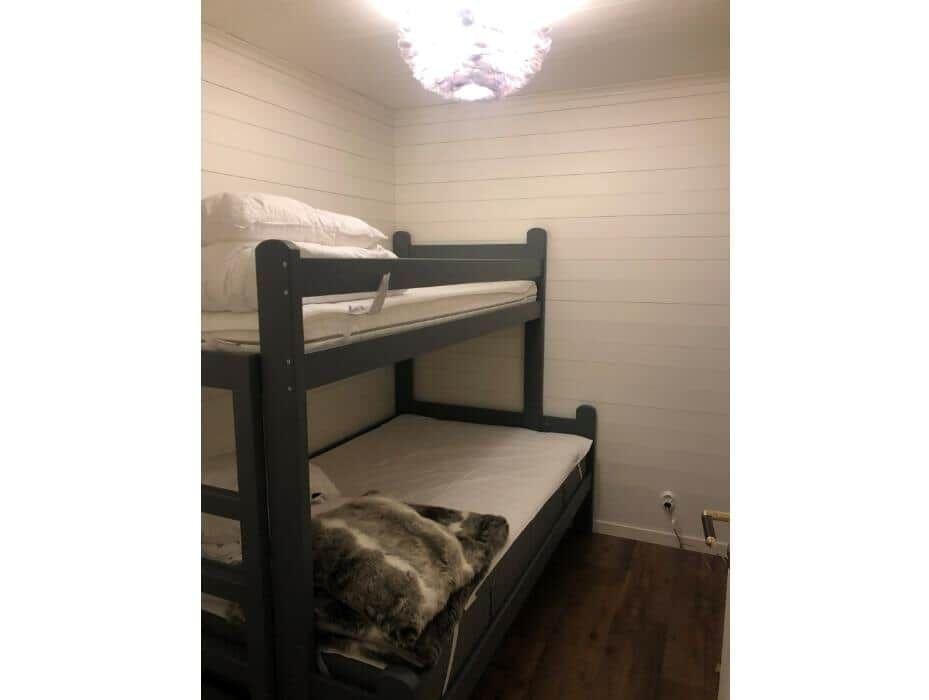 Zimmer mit Doppelstockbett und Holzboden