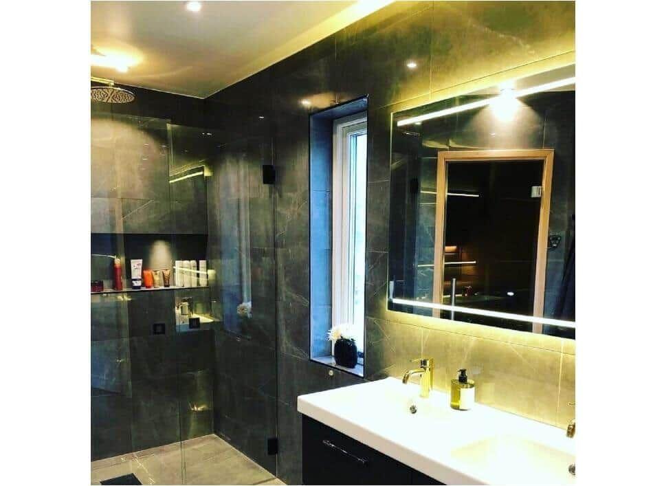 Bad mit Dusche, Waschbecken und Spiegel