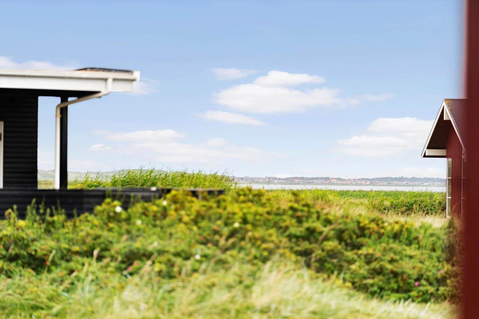 Zwei Häuser mit Blick auf Wasser und Horizont