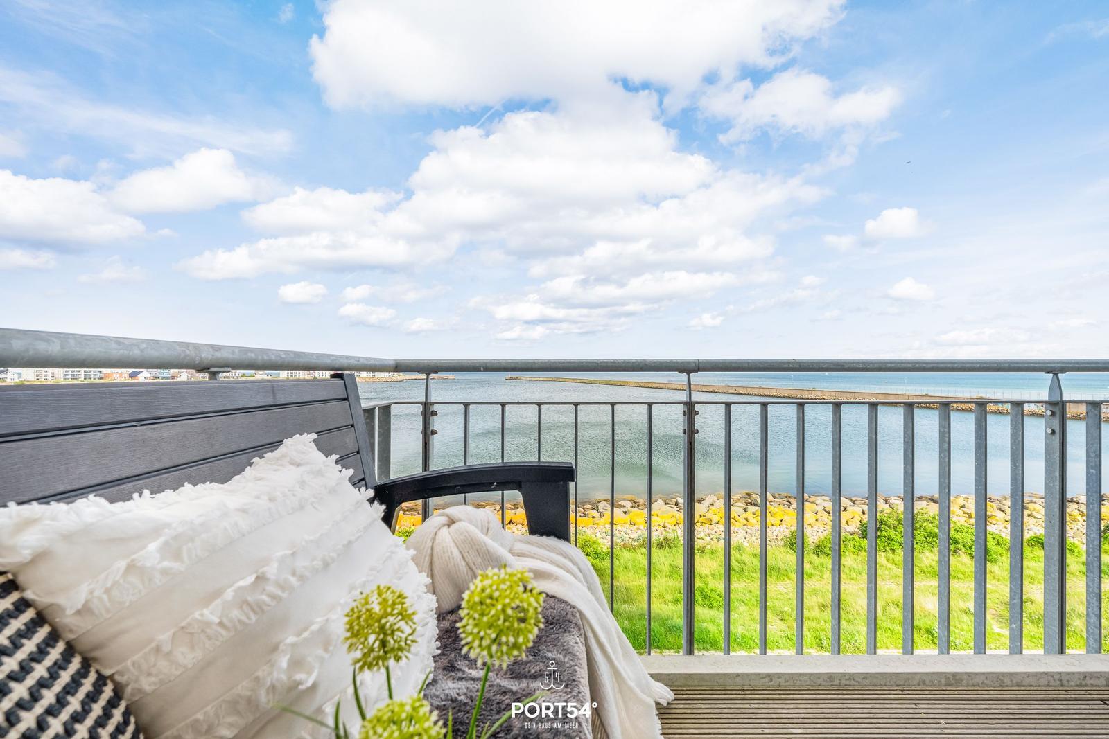 Terrasse mit Blick auf Hafen und Meer