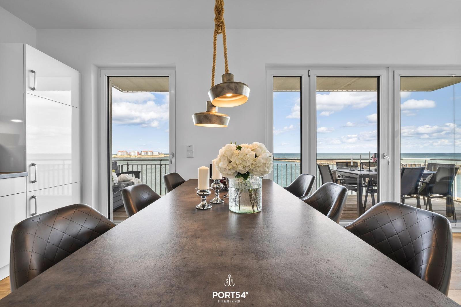 Essbereich mit Blick auf das Meer und Balkon