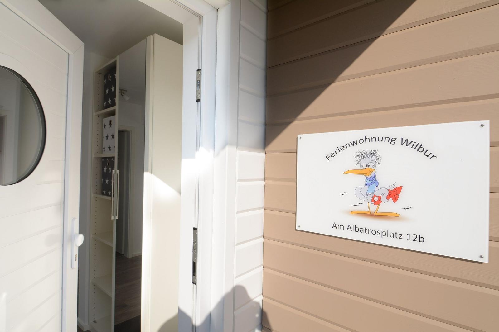 Eingangstür mit Schild Ferienwohnung Wilbur Am Albatrosplatz 12b
