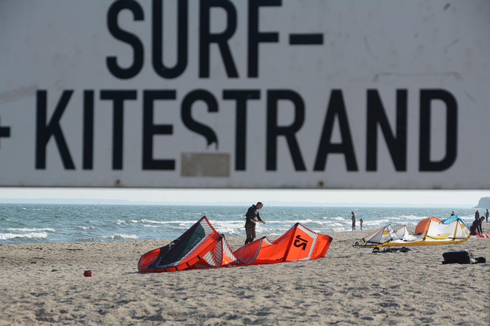 Surfkite Strand mit Kites und Surfern am Ufer