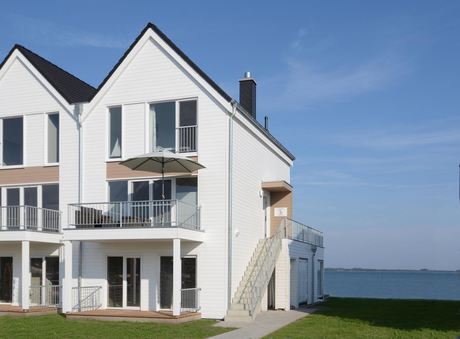 Wohnhaus mit Balkon und Terrasse am Wasser