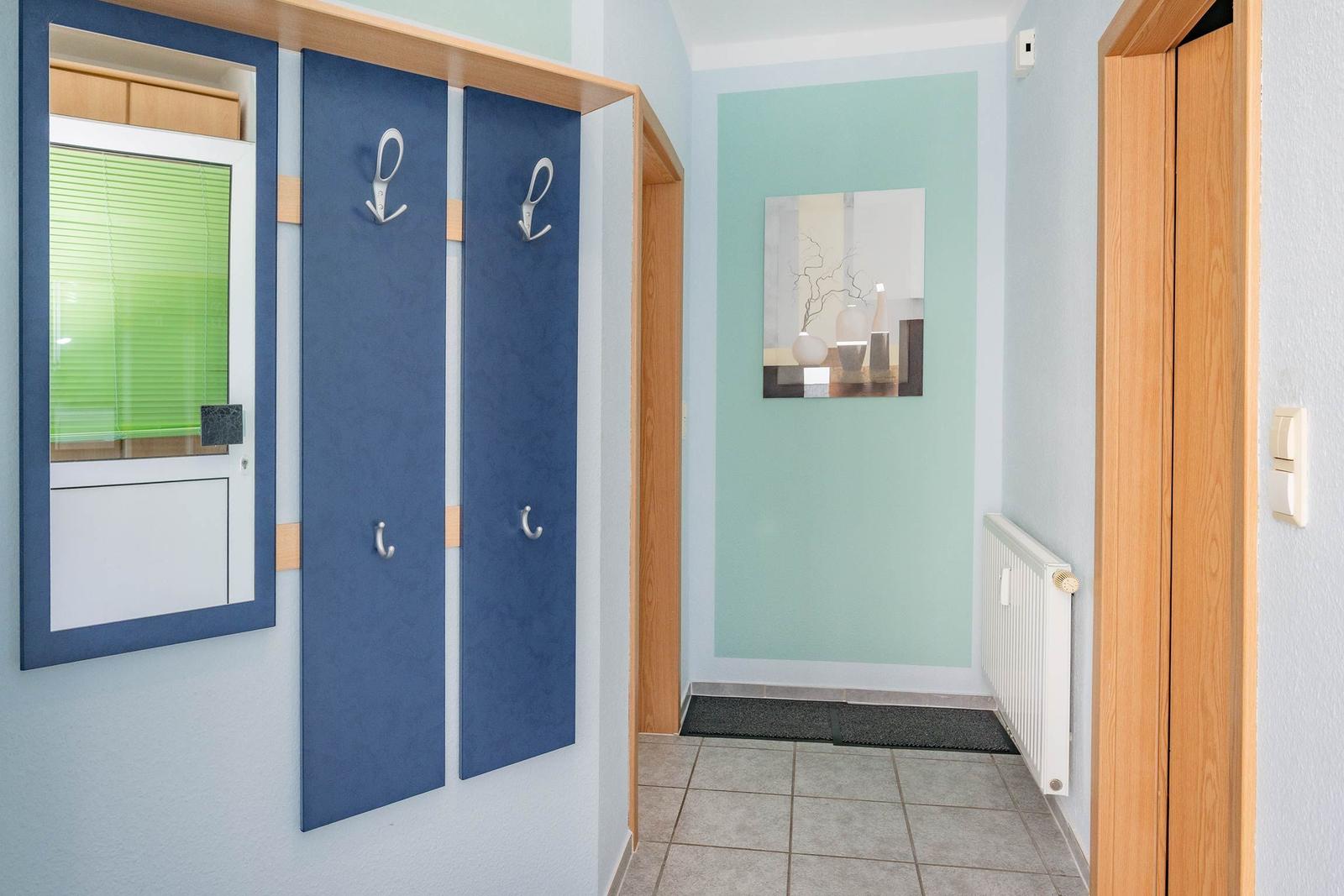 Flur mit Garderobe, Wandbild und Heizkörper