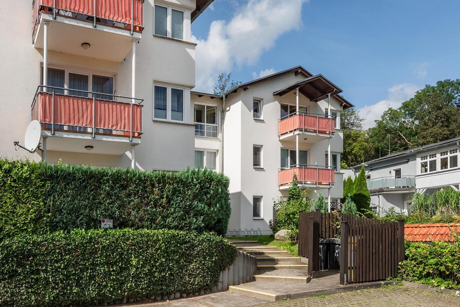 Wohnhaus mit Balkonen und grüner Umgebung