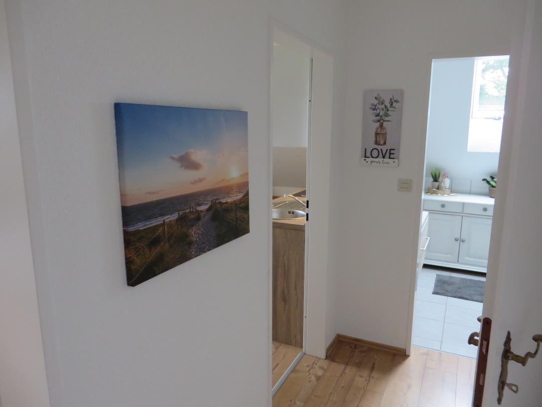 Haus mit Küchenbereich und Wandbild an der Wand