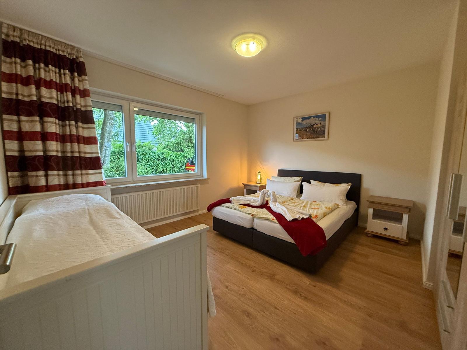 Doppelbett und Einzelbett; Nachttisch und Tischleuchte, Kleiderschrank