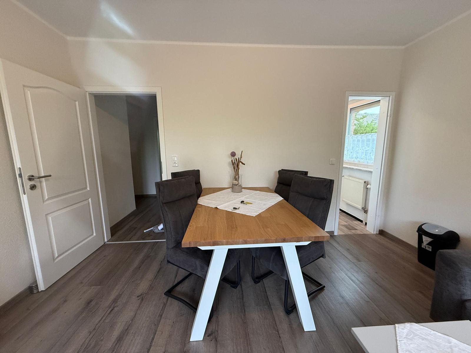 großer Esstisch mit gemütlichen Stühlen