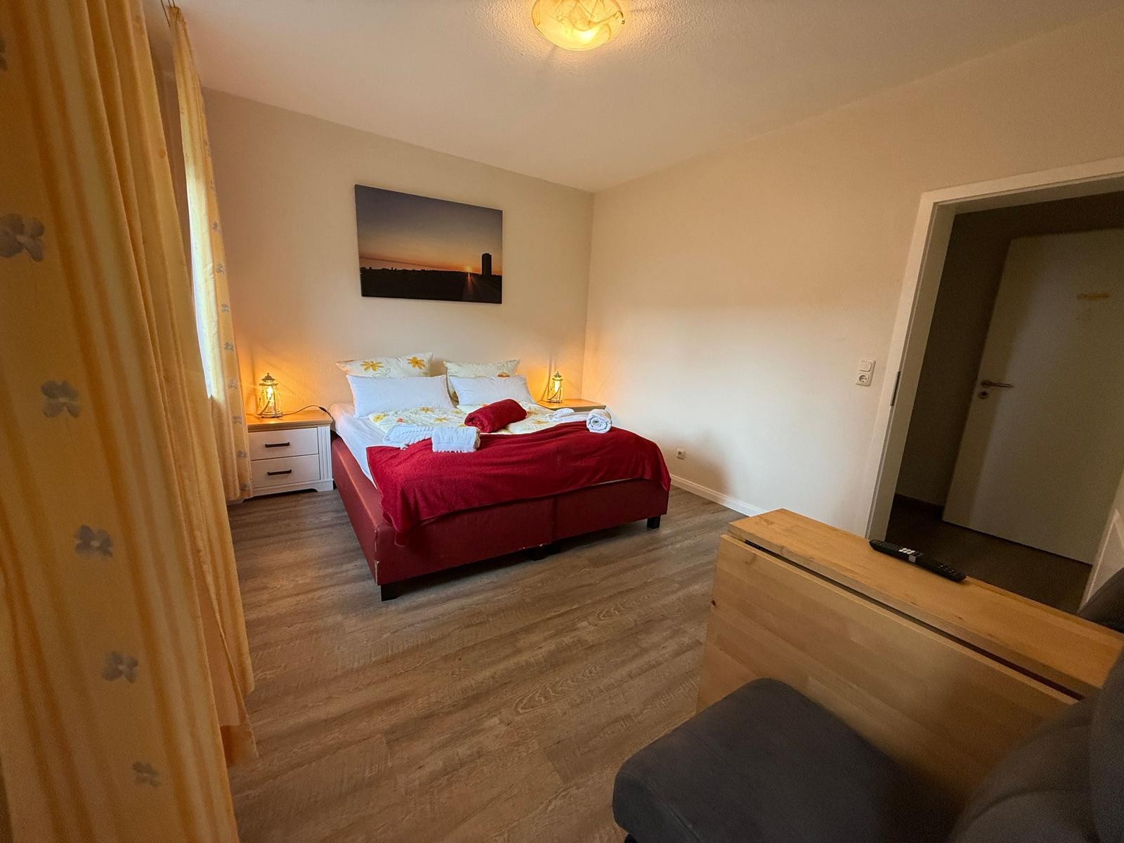 Doppelbett mit Nachttischen und Tischleuchten