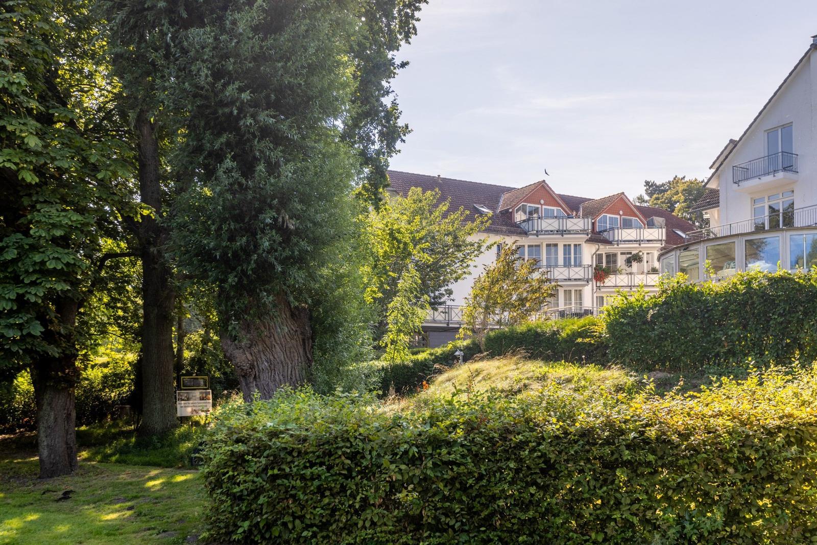 Wohnhaus mit Balkonen und grüner Umgebung