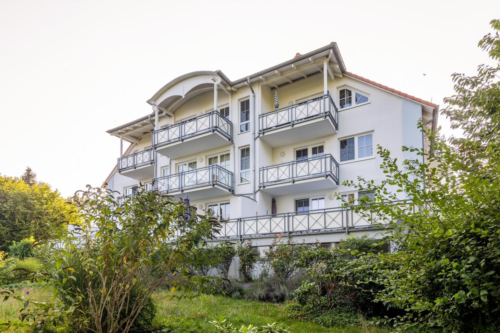 Wohnhaus mit Balkonen und grüner Umgebung