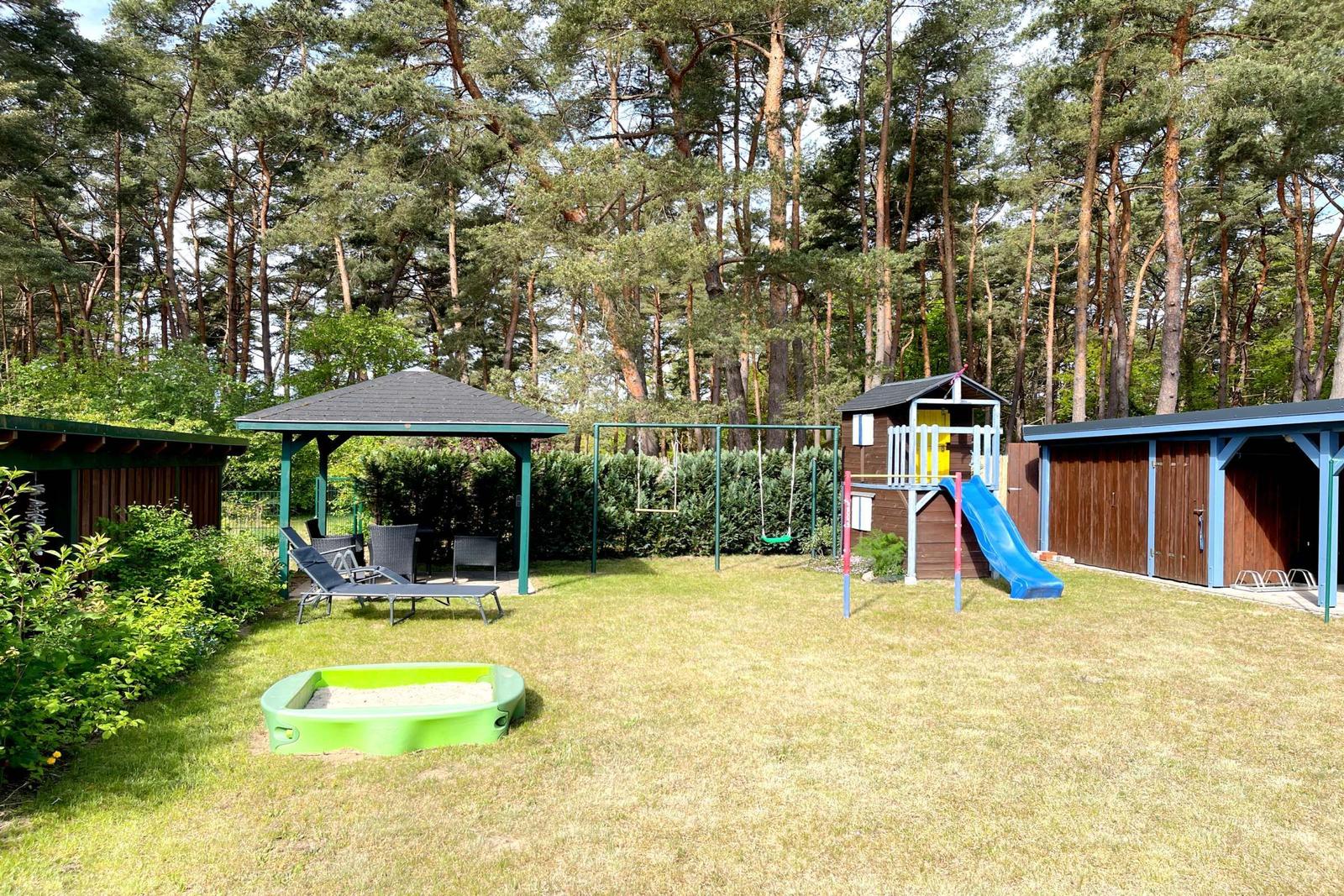Hinterhof mit Spielplatz, Sandkasten und Sonnenschutz