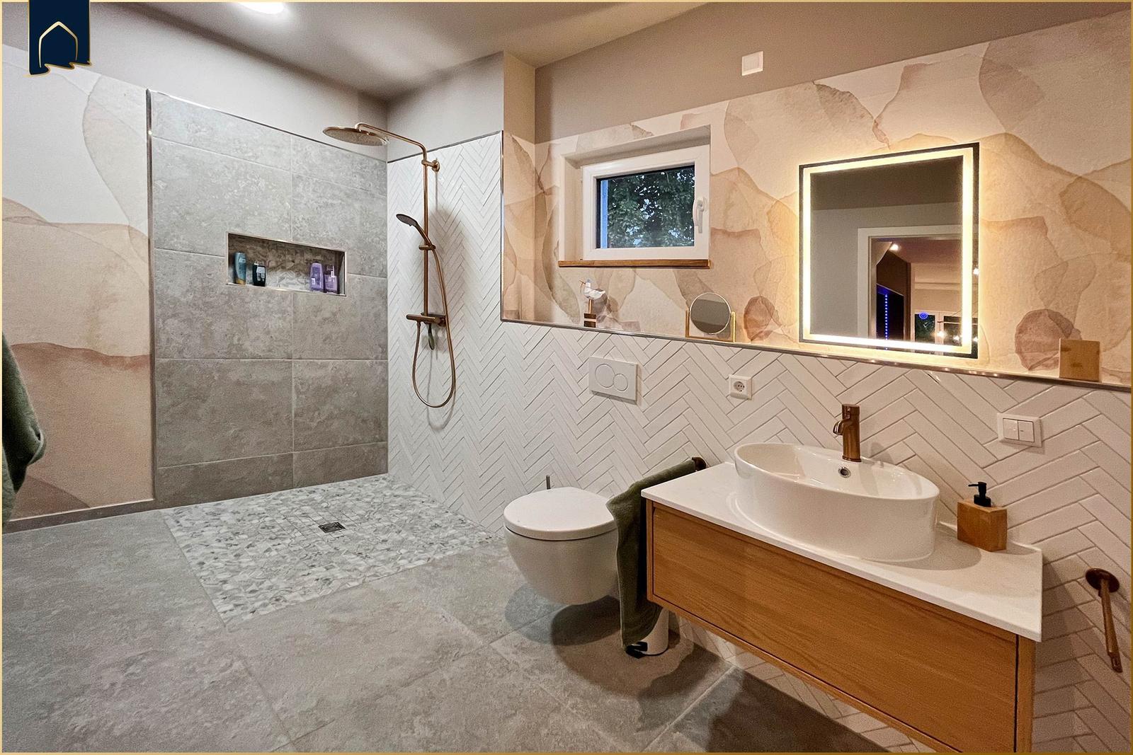 Bad mit Dusche, Waschbecken und Toilette. Wandgestaltung und Beleuchtung.