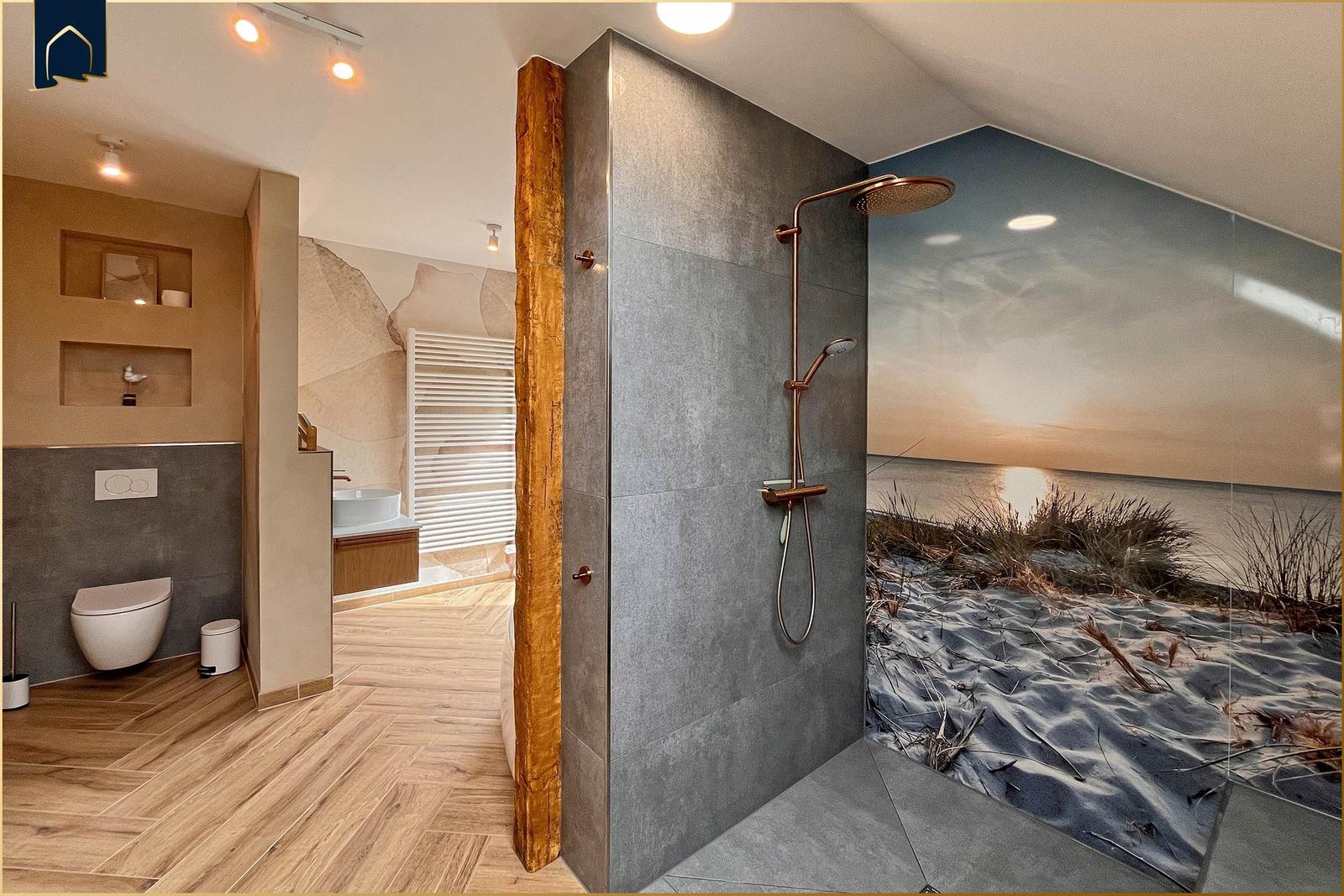 Dusche mit Strandmotivwand, Holzstütze und moderner Duscheinrichtung.