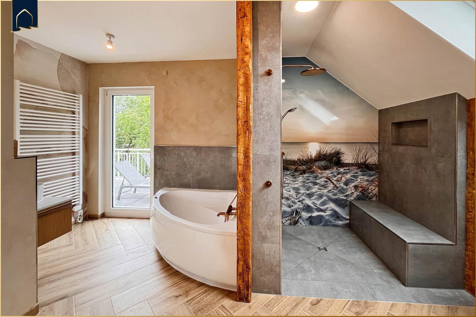 Bad mit freistehender Badewanne und Dusche mit Strandmotivwand