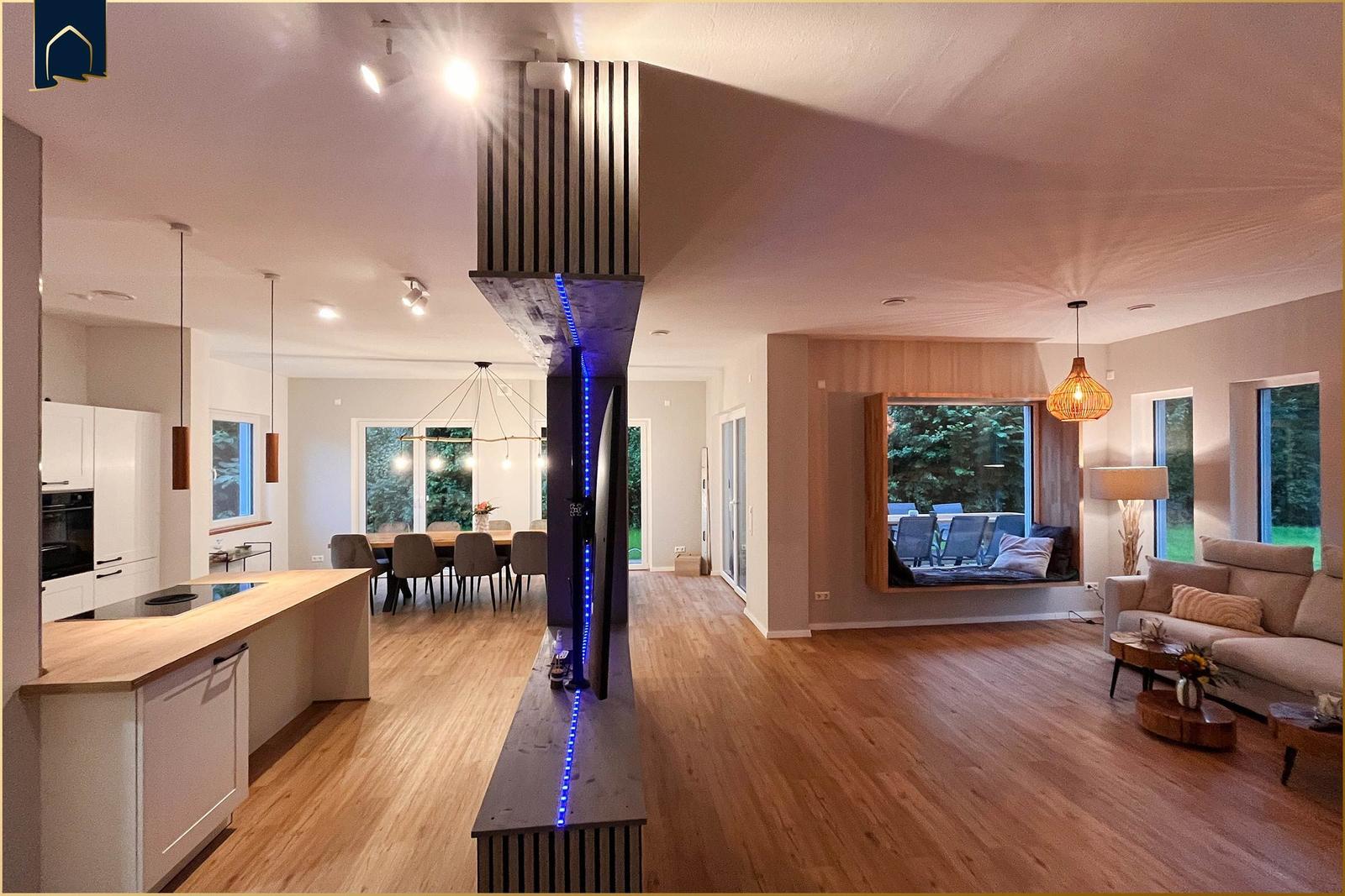 Offener Wohn- und Essbereich mit Küche und Terrasse