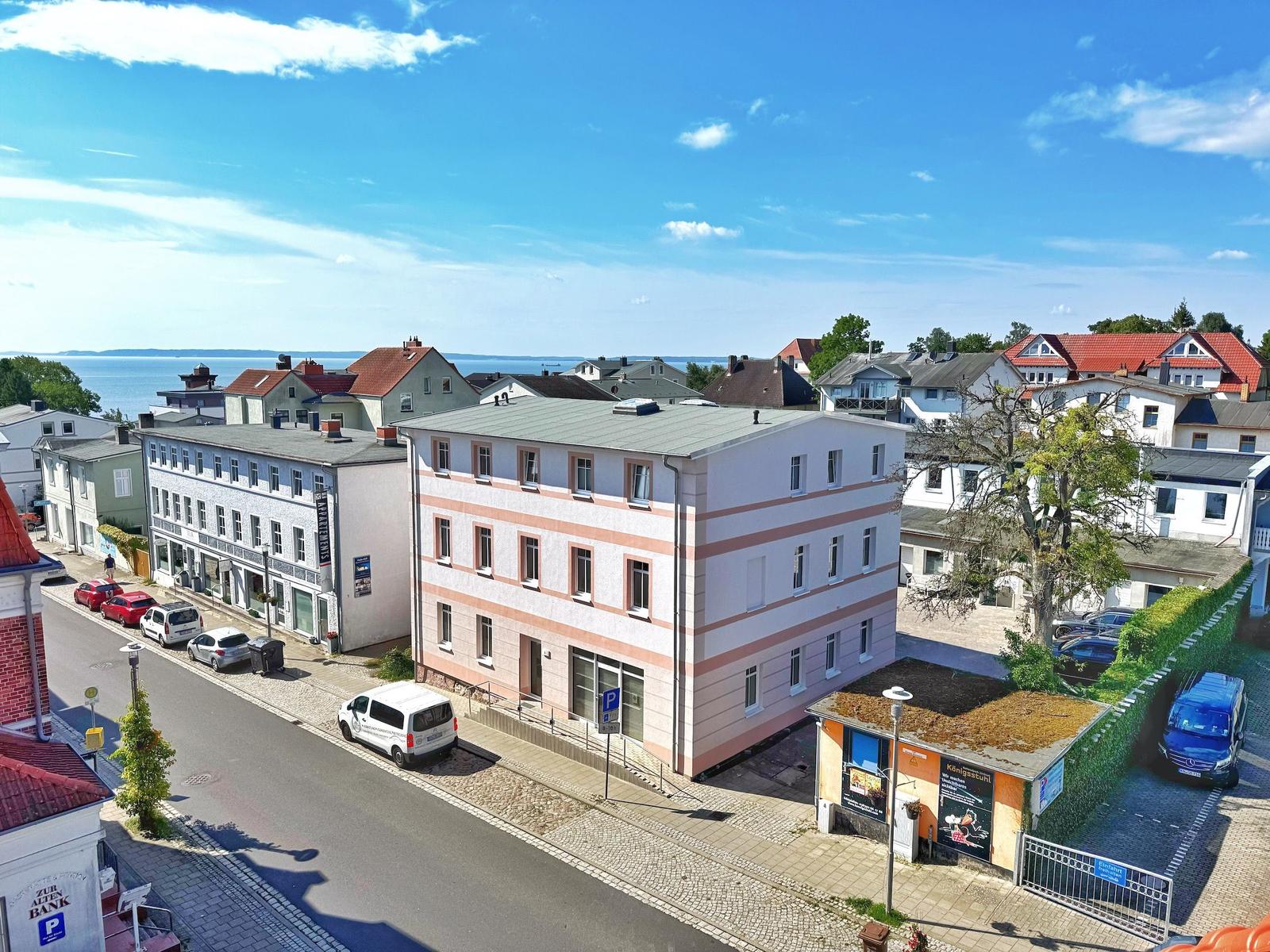 Haus mit Blick auf See, Straßen und Parkplätze