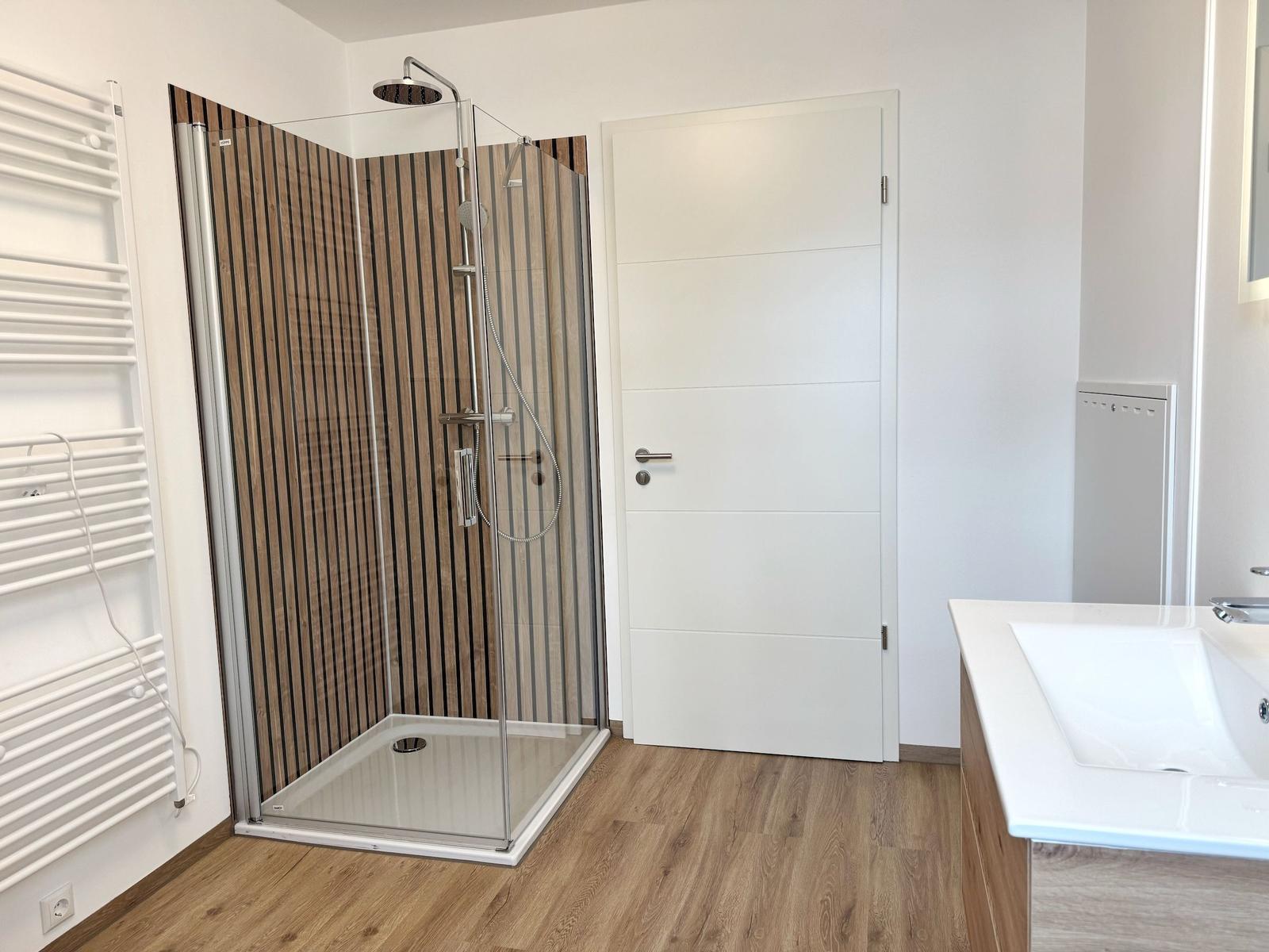 Bad mit Dusche, Waschtisch und Heizung