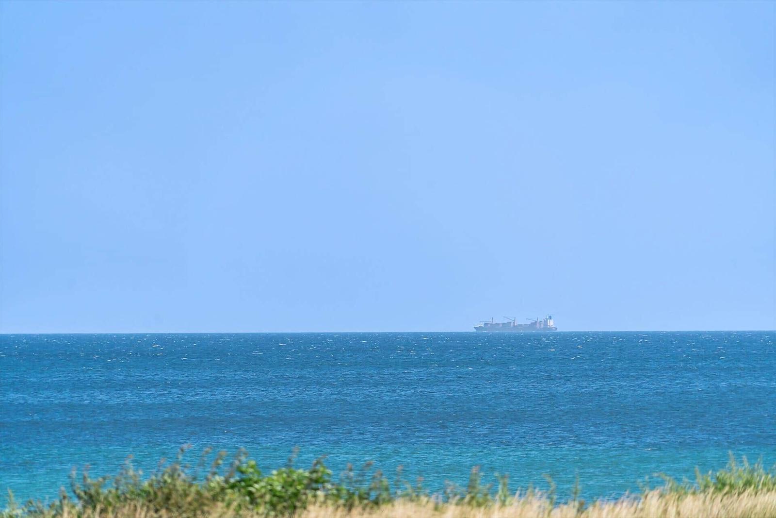 Ein großes Schiff ist auf dem offenen Meer zu sehen.