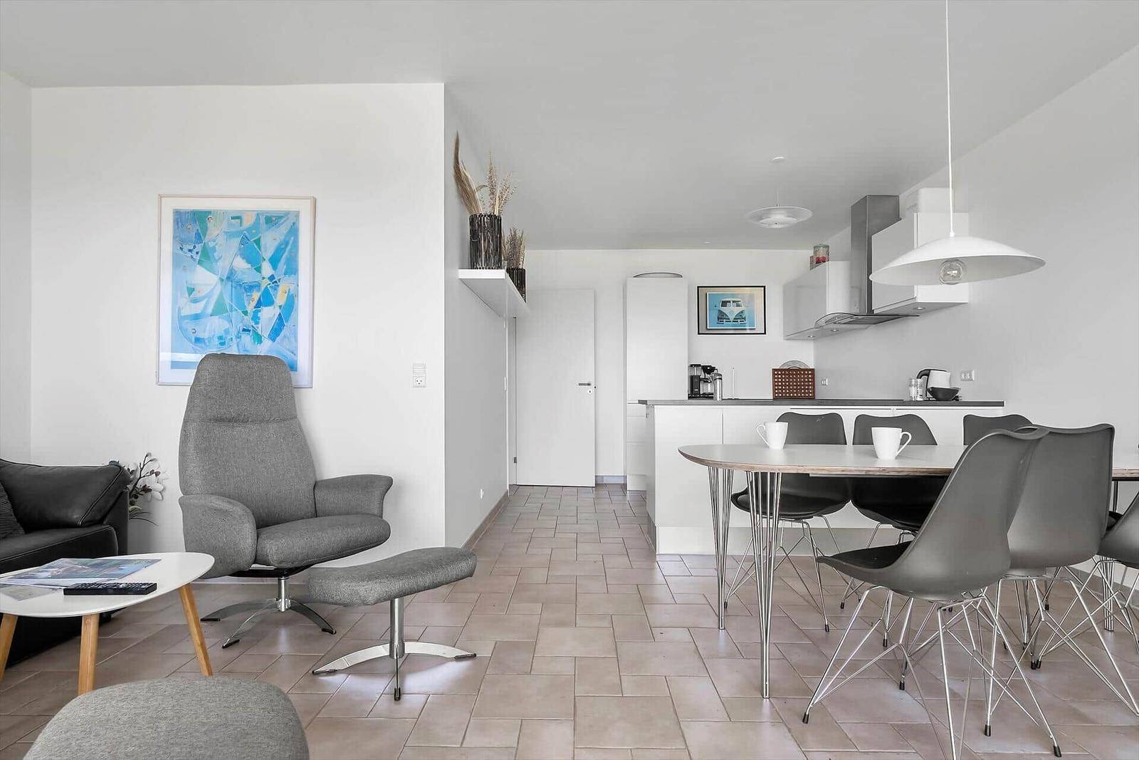 Wohn- und Essbereich mit modernem Stuhl und Esstisch.